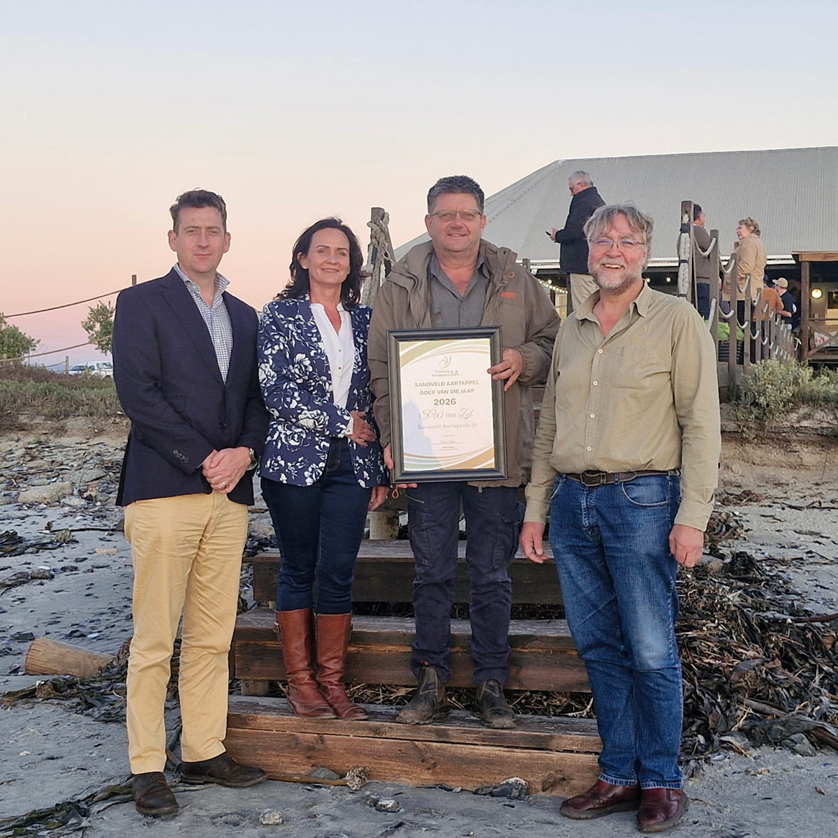 Van links is Murray Thompson, voorsitter van Aartappels SA, Monique Coetzee, voorsitter van Sako, SW van Zyl, Sako-aartappelprodusent van die jaar, en Willie Jacobs, hoof uitvoerende beampte van Aartappels SA.